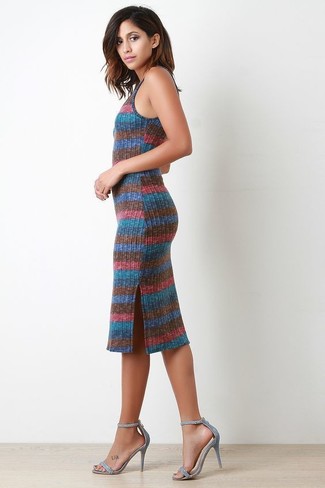 Модный лук: разноцветное облегающее платье в горизонтальную полоску, серые замшевые босоножки на каблуке
