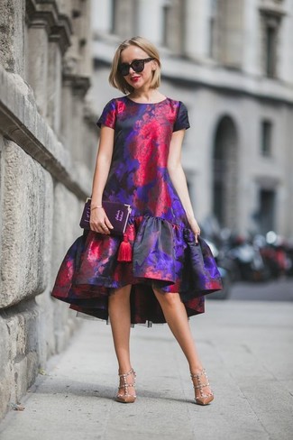 Модный лук: разноцветное платье прямого кроя с рюшами, бежевые кожаные туфли с шипами, темно-пурпурный клатч, черные солнцезащитные очки