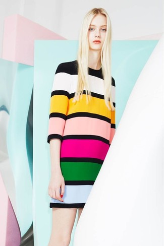 Модный лук: разноцветное платье прямого кроя в горизонтальную полоску