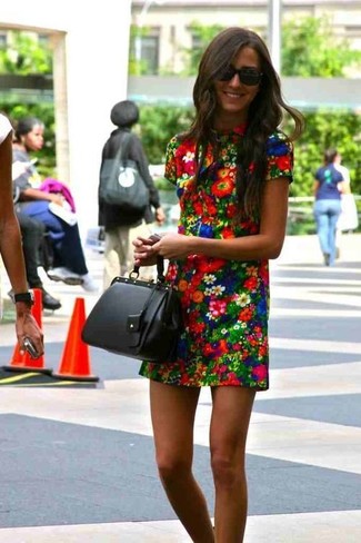 Модный лук: разноцветное платье прямого кроя с цветочным принтом, черная кожаная большая сумка, черные солнцезащитные очки