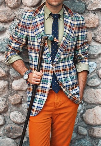 С чем носить разноцветную куртку мужчине в теплую погоду в стиле смарт-кэжуал: Образ из разноцветной куртки и оранжевых брюк чинос подходит и для работы в офисе, и для вечера с друзьями.