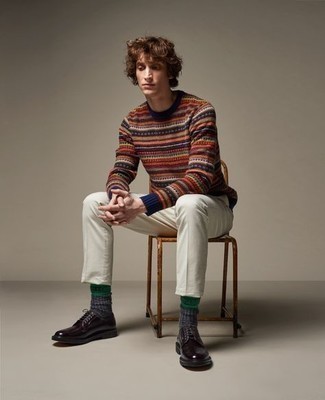 Как носить свитер с круглым вырезом с брюками чинос в 30 лет: Примерь на себя сочетание свитера с круглым вырезом и брюк чинос, и ты получишь стильный непринужденный мужской образ, который подойдет для повседневной носки. Если тебе нравится соединять в своих ансамблях разные стили, из обуви можешь надеть темно-пурпурные кожаные туфли дерби.