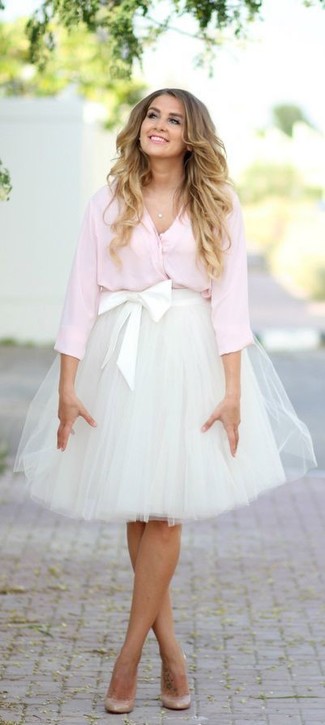 Модный лук: розовая блуза на пуговицах, белая юбка-миди из фатина, бежевые кожаные туфли