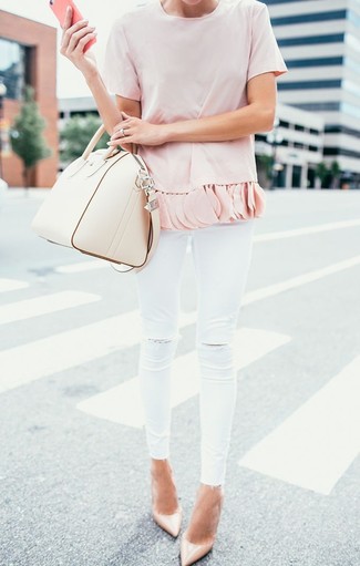Какие джинсы носить с светло-коричневыми туфлями: Розовая блуза с коротким рукавом и джинсы — must have вещи в арсенале современной барышни. В тандеме с этим ансамблем гармонично смотрятся светло-коричневые туфли.