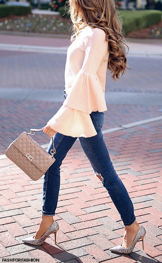 С чем носить темно-серые туфли в 20 лет: Розовая блузка с длинным рукавом с рюшами и темно-синие рваные джинсы скинни — идеальный вариант для похода в кино или по магазинам. Темно-серые туфли станут прекрасным дополнением к твоему ансамблю.