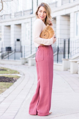 С чем носить ярко-розовую блузку с длинным рукавом: Ярко-розовая блузка с длинным рукавом и ярко-розовые широкие брюки украсят гардероб любой леди. Вкупе с этим образом великолепно смотрятся бежевые кожаные туфли.