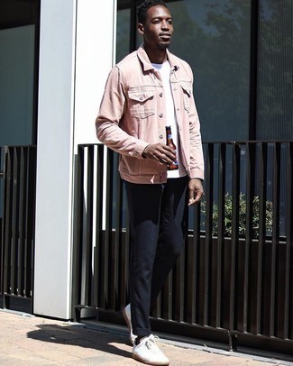 С чем носить ярко-розовую джинсовую куртку мужчине в теплую погоду: Комбо из ярко-розовой джинсовой куртки и темно-синих брюк чинос позволит составить модный мужской лук. Белые низкие кеды из плотной ткани создадут легкое настроение.