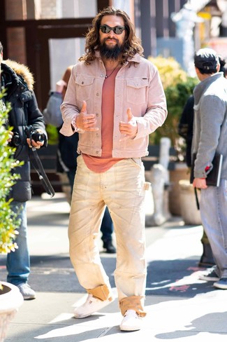 С чем носить ярко-розовую джинсовую куртку мужчине лето: Ярко-розовая джинсовая куртка и бежевые джинсы — хороший вариант, если ты хочешь составить расслабленный, но в то же время стильный мужской образ. Закончив образ белыми кожаными сандалиями, можно привнести в него немного динамичности. Уверены, это прекрасный ансамбль для солнечной погоды.