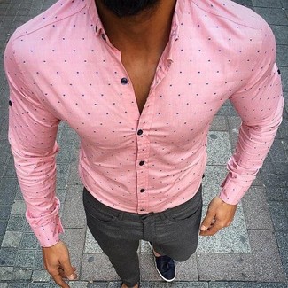 С чем носить розовую классическую рубашку мужчине: Розовая классическая рубашка и темно-серые брюки чинос — необходимые вещи в гардеробе современного парня. Любишь экспериментировать? Заверши лук темно-синими кожаными лоферами с кисточками.