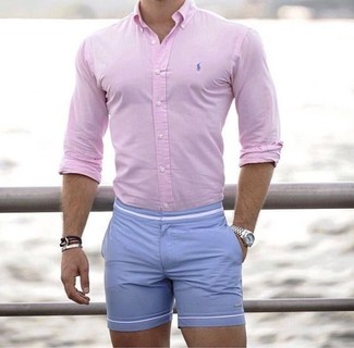 С чем носить розовую классическую рубашку мужчине в стиле смарт-кэжуал: Лук из розовой классической рубашки и голубых шорт выглядит очень привлекательно, согласен?