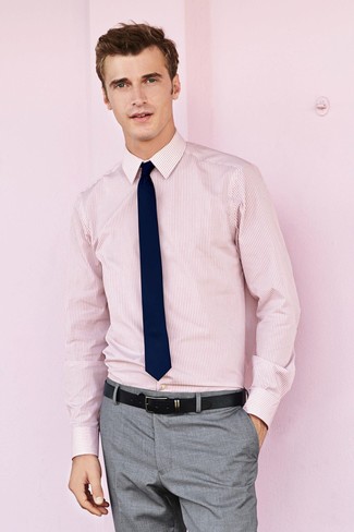 Модный лук: розовая классическая рубашка в вертикальную полоску, серые классические брюки, темно-синий галстук, черный кожаный ремень