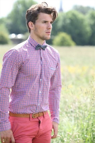 Какие классические рубашки носить с ярко-розовыми брюками чинос лето: Сочетание классической рубашки и ярко-розовых брюк чинос может стать прекрасным образом для офиса. Такой лук смотрится эффектно и по-летнему.