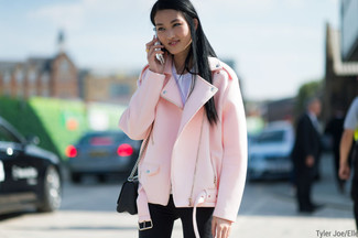 С чем носить розовую шерстяную косуху женщине в теплую погоду: Розовая шерстяная косуха и черные джинсы скинни — хороший выбор, если ты хочешь создать расслабленный, но в то же время модный образ.