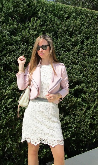 С чем носить ярко-розовую куртку женщине: Комбо из ярко-розовой куртки и белого коктейльного платья крючком — превосходный вариант для создания наряда в стиле business casual.