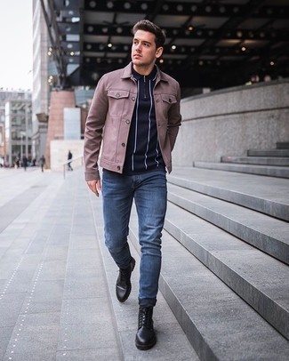 С чем носить ярко-розовую куртку-рубашку в 20 лет мужчине в теплую погоду в стиле смарт-кэжуал: Сочетание ярко-розовой куртки-рубашки и синих джинсов поможет воплотить в твоем луке городской стиль современного мужчины. В тандеме с этим образом наиболее удачно выглядят черные кожаные повседневные ботинки.