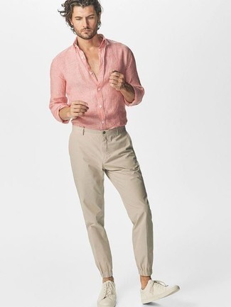 С чем носить розовую льняную рубашку с длинным рукавом в 30 лет мужчине: Несмотря на свою легкость, тандем розовой льняной рубашки с длинным рукавом и бежевых брюк чинос неизменно нравится джентльменам, неизбежно покоряя при этом сердца прекрасных дам. Такой ансамбль несложно приспособить к повседневным нуждам, если завершить его бежевыми кожаными низкими кедами.