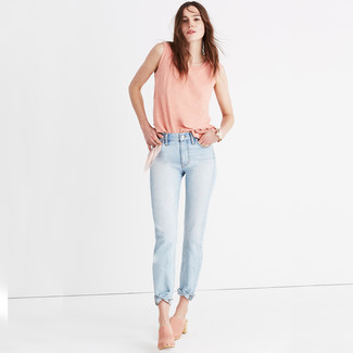С чем носить голубые джинсы женщине: Рекомендуем взять на вооружение это удобное сочетание розовой майки и голубых джинсов. Хотела бы сделать образ немного элегантнее? Тогда в качестве дополнения к этому луку, выбирай розовые замшевые сабо.