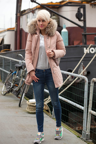 С чем носить ярко-розовую парку в 30 лет женщине: Ярко-розовая парка и темно-синие джинсы скинни будет отличной идеей для легкого образа на каждый день. Подбирая обувь, можно немного поэкспериментировать и закончить лук серыми кроссовками.