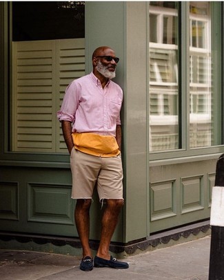 Какие шорты носить с темно-синими лоферами за 50 лет мужчине: Дуэт розовой рубашки с длинным рукавом и шорт позволит составить необычный мужской образ в повседневном стиле. Хочешь добавить сюда нотку эффектности? Тогда в качестве дополнения к этому ансамблю, стоит обратить внимание на темно-синие лоферы.