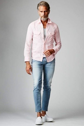 С чем носить голубые джинсы за 40 лет мужчине: Тандем розовой рубашки с длинным рукавом и голубых джинсов позволит создать незаезженный мужской образ в стиле casual. В тандеме с этим ансамблем наиболее выгодно выглядят белые слипоны из плотной ткани.