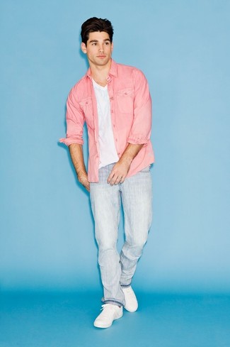 Модный лук: розовая рубашка с длинным рукавом, белая футболка с v-образным вырезом, голубые джинсы, белые низкие кеды