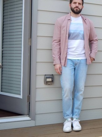 Как носить розовую рубашку с длинным рукавом с белыми низкими кедами мужчине в теплую погоду: Если в одежде ты ценишь комфорт и функциональность, тебе полюбится такое сочетание розовой рубашки с длинным рукавом и голубых джинсов. Вкупе с этим образом прекрасно будут смотреться белые низкие кеды.