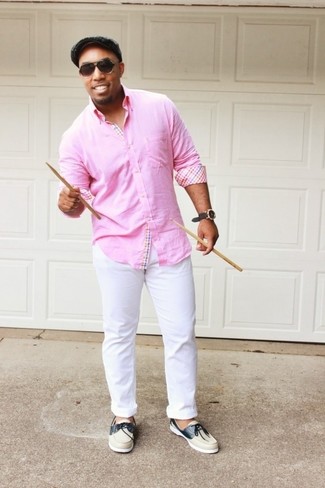 С чем носить кожаные топсайдеры в стиле кэжуал: Тандем розовой рубашки с длинным рукавом и белых брюк чинос выглядит привлекательно и нескучно. Вкупе с этим ансамблем органично будут смотреться кожаные топсайдеры.