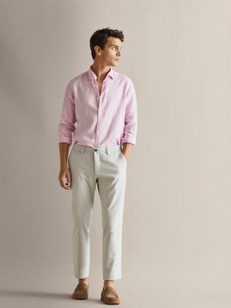 С чем носить бежевую замшевую обувь в 20 лет мужчине в теплую погоду в стиле смарт-кэжуал: Розовая рубашка с длинным рукавом и белые брюки чинос — обязательные вещи в арсенале парней с превосходным вкусом в одежде. Любишь экспериментировать? Дополни лук светло-коричневыми замшевыми лоферами.