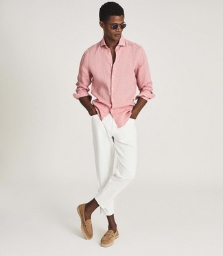 Какие джинсы носить с розовой рубашкой с длинным рукавом мужчине в жару: Практичное сочетание розовой рубашки с длинным рукавом и джинсов поможет выразить твой индивидуальный стиль и выигрышно выделиться из серой массы. Думаешь добавить сюда толику изысканности? Тогда в качестве дополнения к этому образу, стоит обратить внимание на светло-коричневые замшевые лоферы.