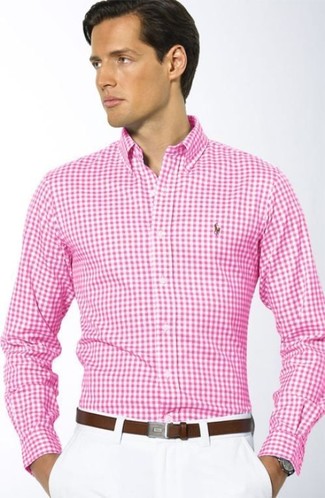 Какие брюки чинос носить с ярко-розовой рубашкой с длинным рукавом: Комбо из ярко-розовой рубашки с длинным рукавом и брюк чинос — хороший вариант для воплощения мужского образа в стиле смарт-кэжуал.