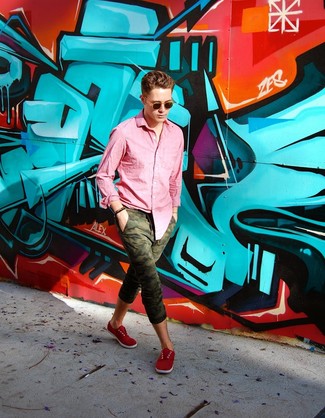 Какие спортивные штаны носить с красными низкими кедами в 30 лет мужчине в теплую погоду в стиле кэжуал: Розовая рубашка с длинным рукавом и спортивные штаны — неотъемлемые элементы в гардеробе парней с чувством стиля. Что касается обуви, можно закончить ансамбль красными низкими кедами.