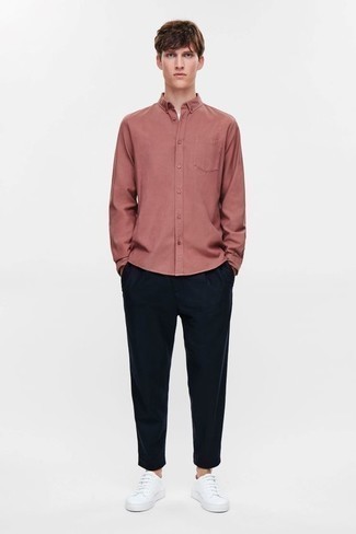 Как носить розовую рубашку с длинным рукавом с темно-синими брюками чинос лето: Розовая рубашка с длинным рукавом и темно-синие брюки чинос — идеальный вариант, если ты хочешь создать простой, но в то же время стильный мужской образ. белые низкие кеды из плотной ткани добавят образу непринужденности и динамичности. В таком луке будет очень удобно, если на улице 25 градусов жары, а то и больше.