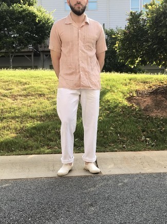 Какие брюки чинос носить с белыми слипонами: Розовая рубашка с коротким рукавом в паре с брюками чинос безусловно будет привлекать внимание прекрасных барышень. Белые слипоны — великолепный выбор, чтобы завершить лук.