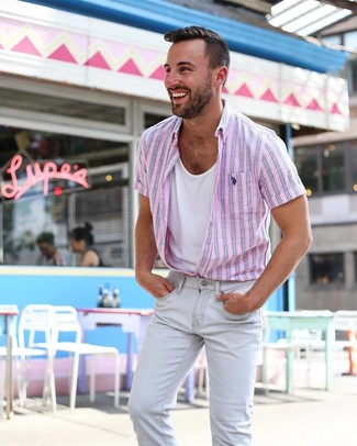Модный лук: розовая рубашка с коротким рукавом в вертикальную полоску, белая майка, серые зауженные джинсы