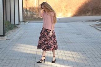 Какие пышные юбки носить с розовой рубашкой с коротким рукавом: В тандеме друг с другом розовая рубашка с коротким рукавом и пышная юбка выглядят наиболее выгодно. Черные замшевые босоножки на каблуке становятся замечательным завершением твоего ансамбля.
