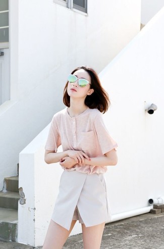 Модный лук: розовая футболка на пуговицах, серые шорты, зеленые солнцезащитные очки
