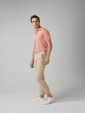 Какие низкие кеды носить с розовой футболкой-поло в 30 лет мужчине: Розовая футболка-поло и светло-коричневые брюки чинос прочно закрепились в гардеробе многих джентльменов, помогая создавать неприевшиеся и удобные ансамбли. Низкие кеды станут замечательным дополнением к твоему луку.