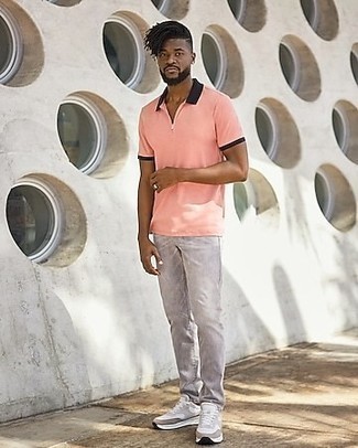 С чем носить серые джинсы мужчине: Розовая футболка-поло и серые джинсы — выбирай этот выбор, если не боишься оказаться в центре внимания. Такой ансамбль легко адаптировать к повседневным условиям городской жизни, если надеть в тандеме с ним серые кроссовки.
