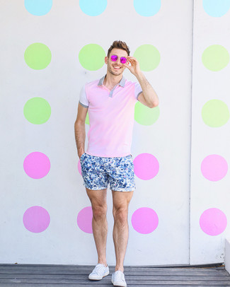 Какие низкие кеды носить с розовой футболкой-поло в 30 лет мужчине: Розовая футболка-поло и синие шорты с цветочным принтом — отличный образ для похода в кино или марафона по городским барам. В сочетании с этим луком наиболее уместно смотрятся низкие кеды.