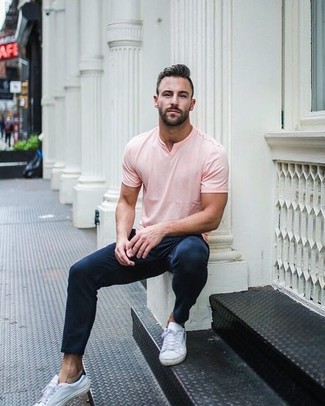 Модный лук: розовая футболка с v-образным вырезом, темно-синие брюки чинос, белые кожаные низкие кеды