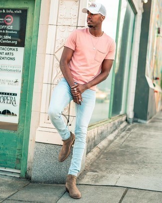 Какие джинсы носить с бело-ярко-розовой футболкой с круглым вырезом мужчине: Если ты запланировал сумасшедший день, сочетание бело-ярко-розовой футболки с круглым вырезом и джинсов позволит составить практичный ансамбль в непринужденном стиле. Любишь экспериментировать? Закончи образ коричневыми замшевыми ботинками челси.
