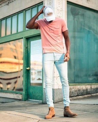 Какие джинсы носить с бело-ярко-розовой футболкой с круглым вырезом мужчине: Если ты делаешь ставку на удобство и функциональность, бело-ярко-розовая футболка с круглым вырезом и джинсы — превосходный вариант для привлекательного повседневного мужского лука. Разбавить лук и добавить в него чуточку классики помогут светло-коричневые замшевые ботинки челси.