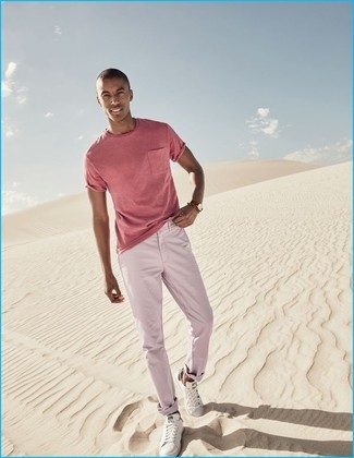 Какие брюки чинос носить с белыми низкими кедами в жару: Розовая футболка с круглым вырезом в сочетании с брюками чинос — отличный вариант для создания мужского образа в стиле элегантной повседневности. Белые низкие кеды станут классным завершением твоего ансамбля.