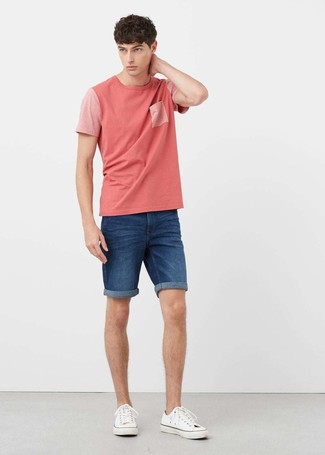 Модный лук: розовая футболка с круглым вырезом, синие джинсовые шорты, белые низкие кеды из плотной ткани