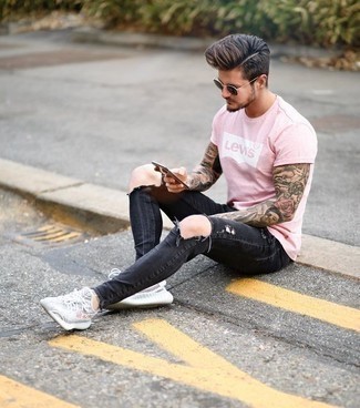 С чем носить темно-серые джинсы мужчине в спортивном стиле: Если день обещает быть сумасшедшим, сочетание розовой футболки с круглым вырезом с принтом и темно-серых джинсов поможет создать практичный лук в стиле кэжуал. Этот ансамбль великолепно дополнят серые кроссовки.