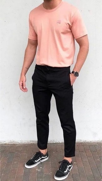 Модный лук: розовая футболка с круглым вырезом, черные брюки чинос, черно-белые низкие кеды из плотной ткани, черные кожаные часы