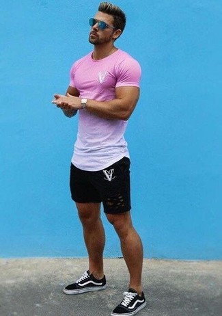 С чем носить розовую футболку с круглым вырезом мужчине в жару: Розовая футболка с круглым вырезом и черные джинсовые рваные шорты — выбор джентльменов, которые никогда не сидят на месте. Черно-белые низкие кеды из плотной ткани добавят луку эффектности.