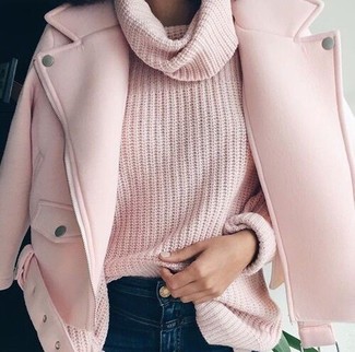 С чем носить розовую шерстяную косуху женщине в теплую погоду: Сочетание розовой шерстяной косухи и темно-синих джинсов скинни позволит составить необыденный образ в стиле casual.