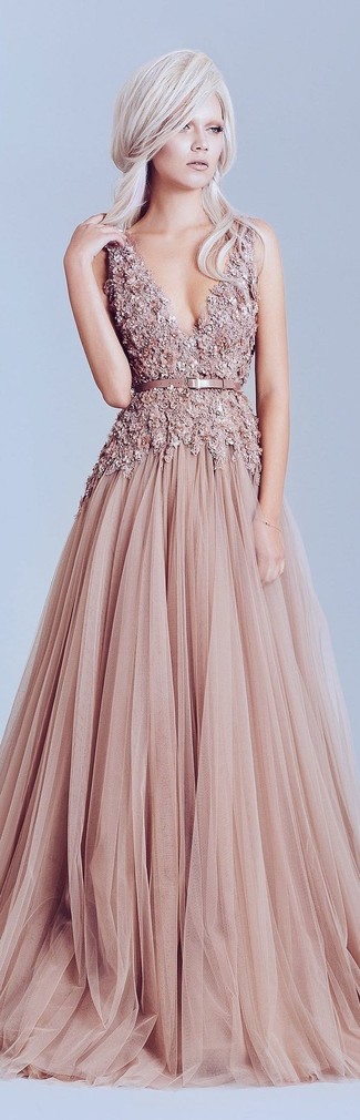 С чем носить розовое вечернее платье: Для создания утонченного вечернего образа идеально подойдет розовое вечернее платье.