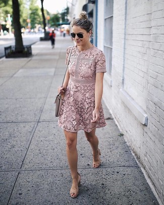 С чем носить светло-коричневые босоножек женщине в жару в деловом стиле: Розовое кружевное платье с пышной юбкой — образец утонченного стиля. Светло-коричневые босоножки помогут сделать лук менее формальным.